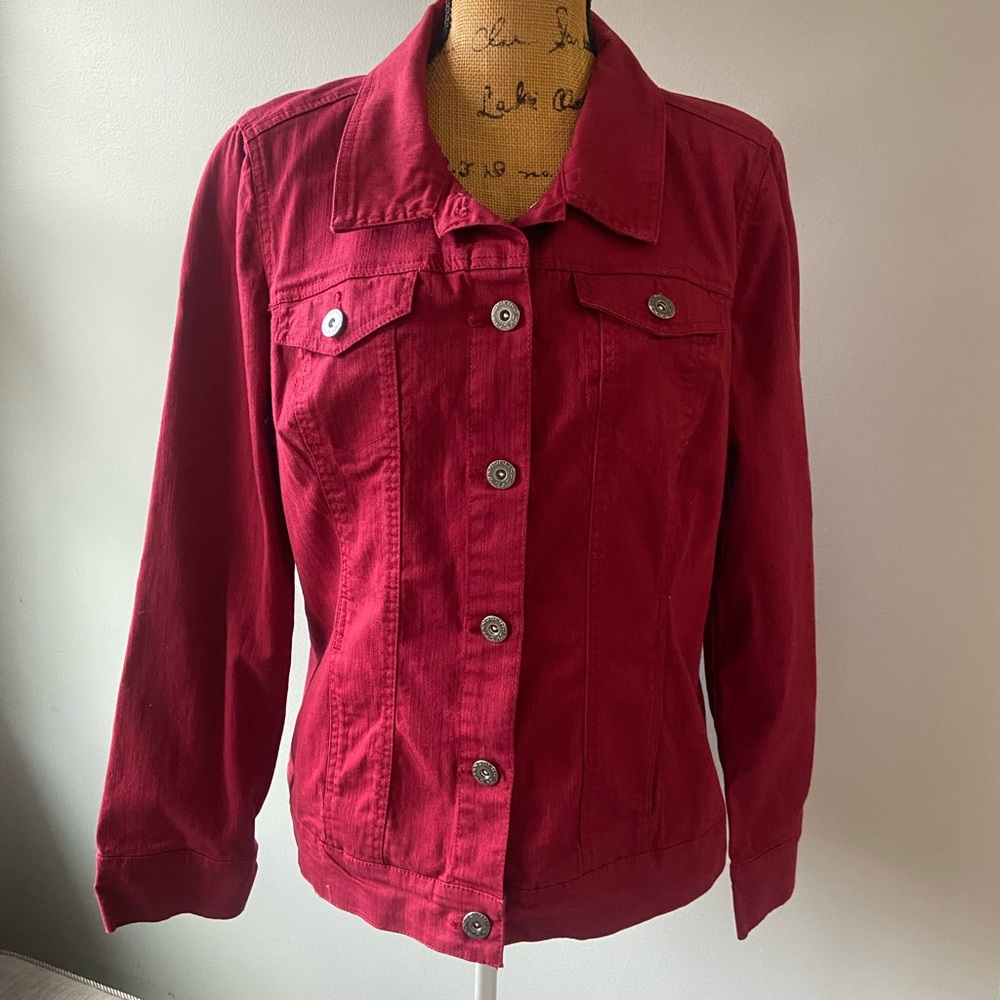 Bandolino Sz M Burgandy Denim Women’s Jacket W/ Indian Design in Back